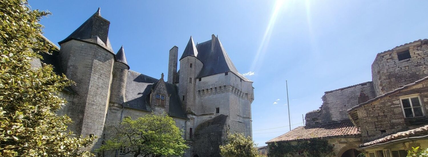 Photo représentant la cour intérieure du château du Cherveux