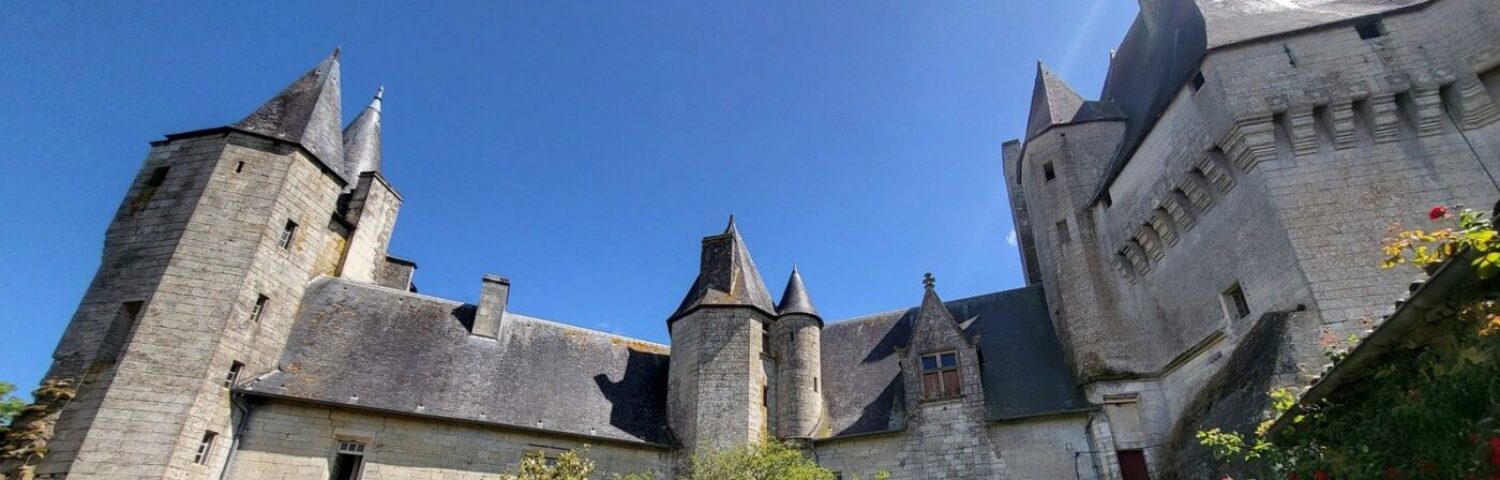 Vue du château de Cherveux depuis sa cour intérieure