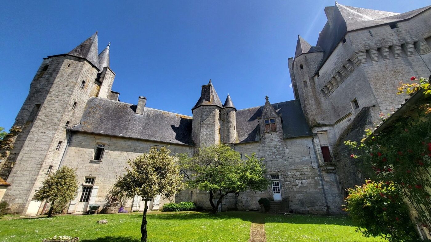 Le château de Cherveux Cherveux (79)