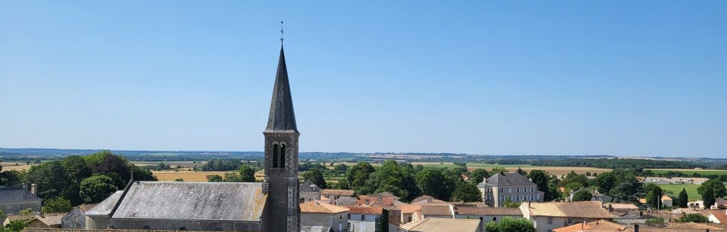 L'église de Cherveux et le centre-bourg vus depuis le donjon du château