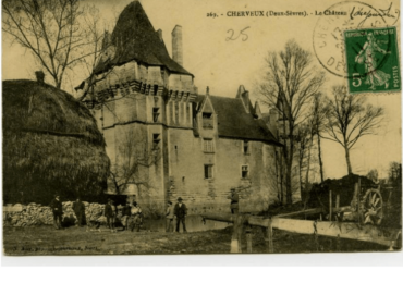 Carte postale photo du château de Cherveux dans les années 20