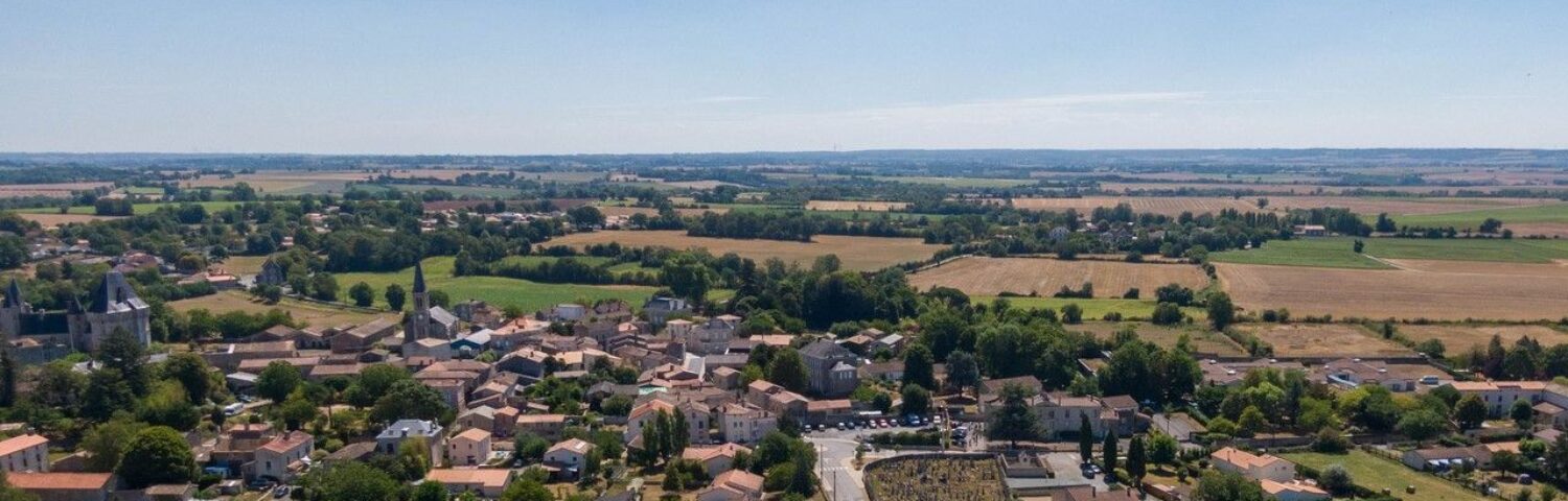 Vue aérienne du village et le Silo peint