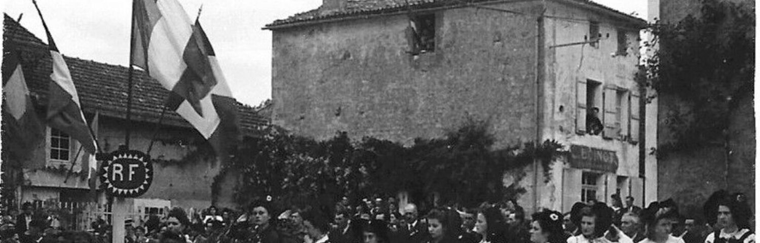 Photo de la Libération de 1945 devant le monument aux morts