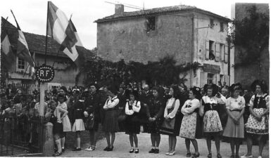 Photo de la Libération de 1945 devant le monument aux morts