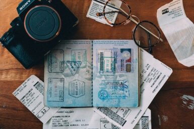 Un passeport posé ouvert sur une table