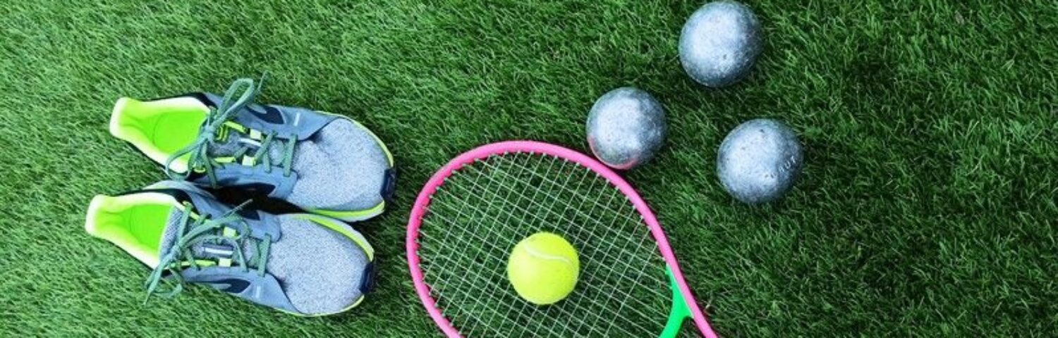 Des baskets, des raquettes de ping-pong, de tennis, un ballon de foot et des boules de pétanque.