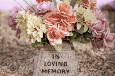 Un bouquet de fleurs sur une tombe