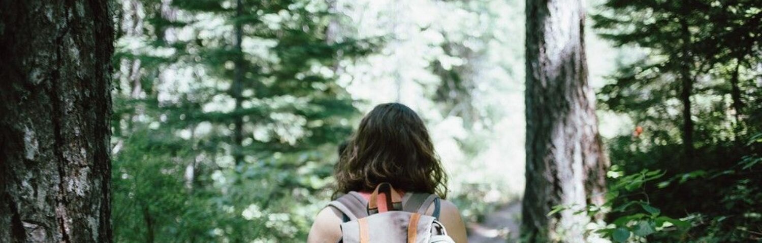 Femme avec un sac à dos en forêt