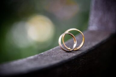 Deux anneaux de mariage en équilibre