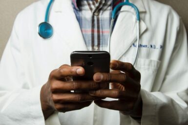 Photo d'un docteur tenant un téléphone portable
