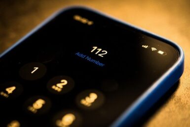 Un téléphone avec le numéro 112 composée