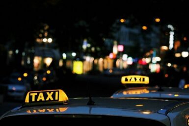 Deux voitures taxis en ville de nuit