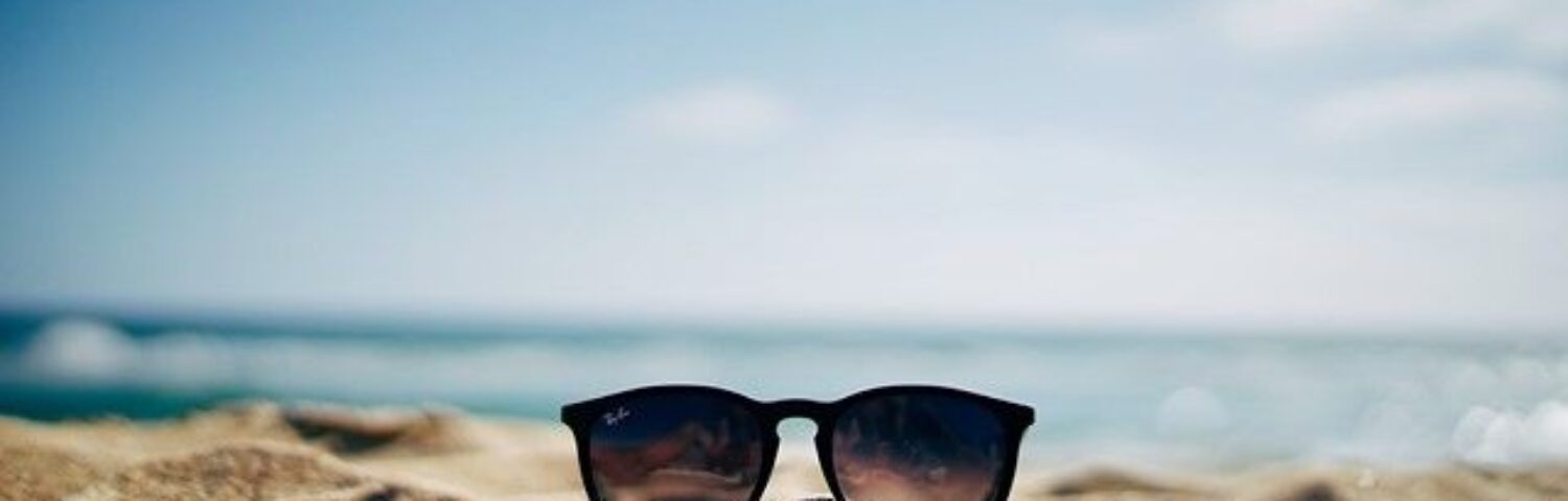 Des lunettes de soleil sur la plage